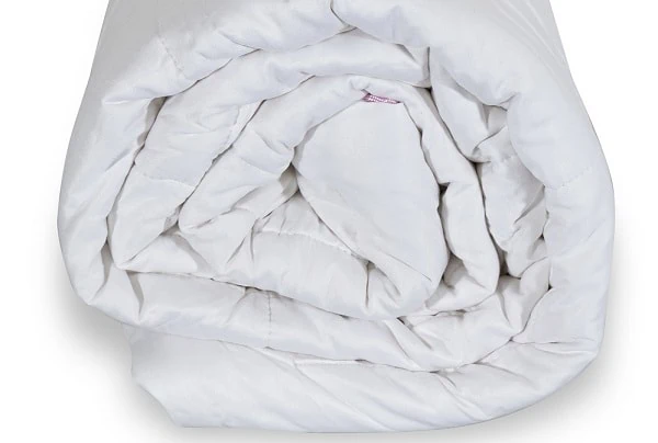 Nature By Borg dyne med silkefyld og bambusbolster rullet sammen