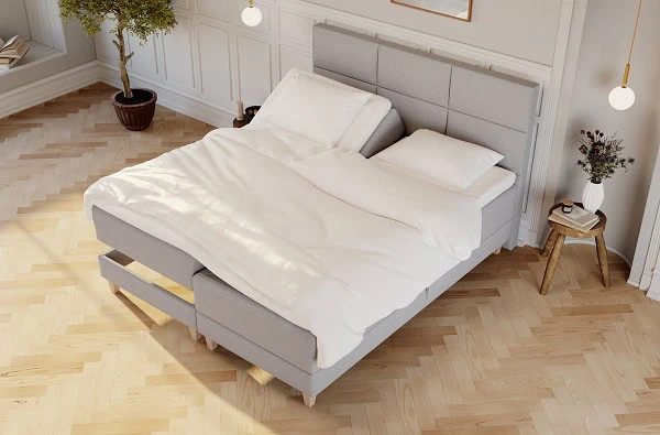 Aura elevationsseng med dyner set oppe fra