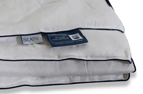Nordic comfort dyne med silkefyld og blødt bomuldscambric med mærke
